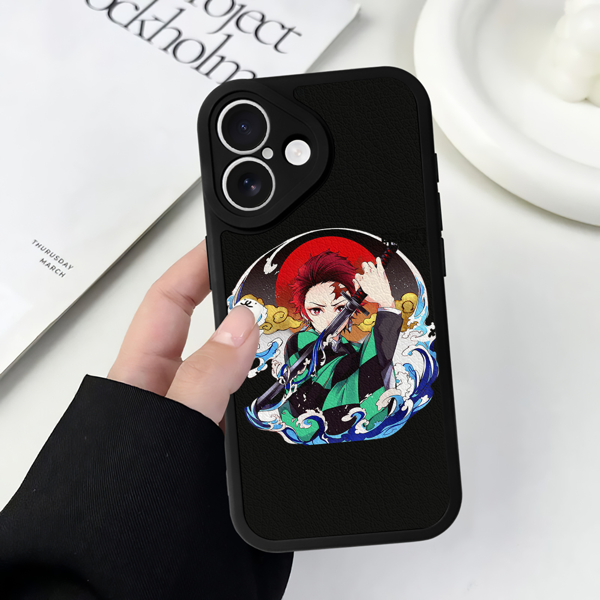 （画像用） 鬼滅の刃 竈門 炭治郎／かまど たんじろう Kamado Tanjirou 【iPhone 16シリーズ対応】シリコンスマホケース（レザー調） 材質：シリコン